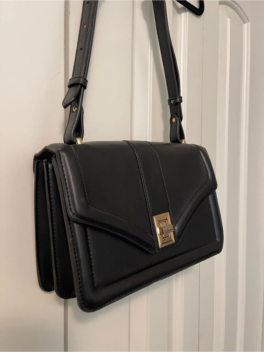 Minimalist Black Crossbody Bag with Gold-Tone Clasp